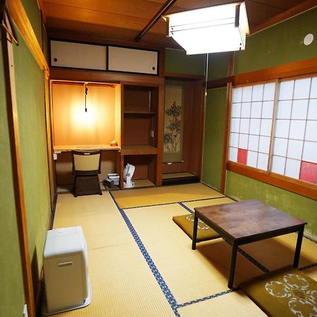 Hostel Murasaki Ryokan تاكاياما المظهر الخارجي الصورة